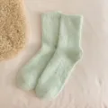 Gemütliche mintgrüne Socken aus Nerzimitat für warme Herbst- und Wintertage zu Hause - Einheitsgröße / Grün
