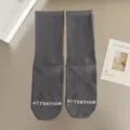 Dunkelgraue Baumwoll-Damen-Mittelwaden-Socken mit Buchstaben-Druck, elastisch und sportlich. - Einheitsgröße (34-41) / Grau