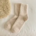 Gemütliche beige flauschige Mohair-Socken für Winterwärme und Wohnkomfort in weicher Unifarbe - Einheitsgröße / Khaki