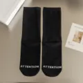 Schwarze Damen Baumwollsocken im Mid-Tube-Stil mit Buchstabenstrick, Freizeit Mode. - Einheitsgröße (34-41) / Schwarz