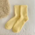 Weiche blassgelbe Socken aus Nerzimitat für besonders warme Wintertage zu Hause im Bett - Einheitsgröße / Gelb