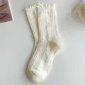 Damen süße Rüschen Strick Mittelsocken in Cremeweiß bequeme Socken im Lolita Stil - Einheitsgröße (34-40) / Wellenkante