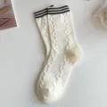 Weiße Damen-Mittelsocken mit schwarz gestreiften Bündchen und Zopfmuster, lässiger Stil. - Einheitsgröße (34-40) / Drei Streifen