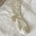 Beige Damen Mittelsocken aus Noppengarn mit Rüschenkante, süße japanische Slouch-Stil Variante. - Einheitsgröße (34-40) / Gebrochenes Weiß