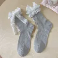Süße graue Socken im japanischen Stil mit weißen Spitzenrüschen und eleganten Schleifen - Einheitsgröße / Grau