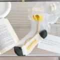 Elegante japanische Glasseidensocken mit gelbem Blumenmuster und grüner Baumwollsohle - Einheitsgröße (EU 35-39) / Gelbe Tulpe / 1 Paar Packung