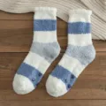 Acogedores calcetines de suelo cálidos de forro polar coral a rayas azul y blanca para invierno. - Suela con Agarre (39-44) / Raya Ancha Azul