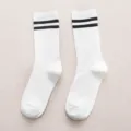 Klassische weiße Wadenstrümpfe mit doppelten schwarzen Streifen, bequemer Baumwoll-Sportstil. - 36-39 / Weiß mit schwarzen Streifen
