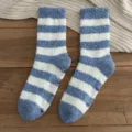 Calcetines de felpa para dormir hombre azul blanco rayas invierno gruesos calidos - Suela con Agarre (39-44) / Rayas azules finas
