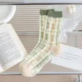 Japanische karierte transparente Glassockensocken mit bequemem Baumwollboden und grüner Manschette - Einheitsgröße (EU 35-39) / Dunkle Karolinien / 1 Paar Packung