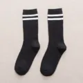 Damen schwarze Socken mit weissen Streifen, koreanischer College Stil Baumwoll Freizeitsocken. - 36-39 / Schwarz