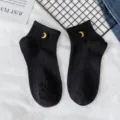 Schwarze Baumwoll-Ankelsocken für Damen mit niedlicher gelber Mond-Bestickung, trendig. - Einheitsgröße (35-39) / Schwarzer Mond