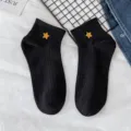Schwarze kurze Damen Socken mit gelber Stern Bestickung, Baumwolle Trend niedrige Socken neu. - Einheitsgröße (35-39) / Gothic Schwarzer Stern