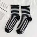 Calcetines de media pantorrilla a rayas blancas y negras para mujer, estilo universitario casual. - Talla Única (34-40) / Calcetines cortos negros