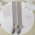 Calcetines altos por encima de la rodilla gris marrón con textura cepillada y puños de canalé - Talla Única (34-40) / Caqui