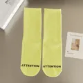 Neon grüne Damensocken mit Buchstaben Print, lässige dehnbare Baumwollstrümpfe für Alltag und Sport. - Einheitsgröße (34-41) / Neongelb