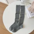 Minimalistische dunkelgraue Kniestrümpfe mit weicher Rippstrick-Textur für den Winter - Einheitsgröße (34-40) / Dunkelgrau