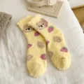 Gemütliche Winter Flausch Socken für Damen, süße Bär Erdbeere thermische Mittelsocke. - Einheitsgröße (34-40) / Gelb