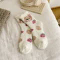 Flauschige süße Bär Erdbeere Korallenfleece warme Winter Socken für Damen gemütlich Schlaf - Einheitsgröße (34-40) / Weiß