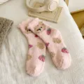 Calzini morbidi in pile di corallo rosa con simpatico motivo di orso e fragola invernale - Taglia Unica (34-40) / Rosa chiaro
