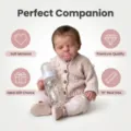Detailansicht einer 19 Zoll realistischen Reborn-Babypuppe in einem rosa Strickpullover. - Vollsilikon-Stil / Rosa