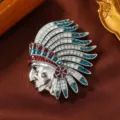Broche tête d'indien vintage argentée avec strass colorés pour costumes d'hommes - Profil Indien (Argent Antique) / 5,8 cm x 4,8 cm