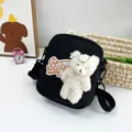 Vista detallada de un bolso bandolera de nailon negro con un tierno oso de peluche - 16*20*6 / Negro