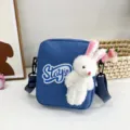 Detalle de un lindo conejo de peluche blanco en un bolso bandolera azul de estilo japonés - 16*20*6 / Azul
