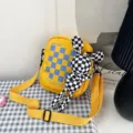 Detalle de bolso bandolera de lona amarilla con colgante de muñeco de conejo - 16*20*6 / Amarillo