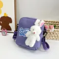 Primer plano de un lindo bolso bandolera japonés morado con un conejito de peluche. - 16*20*6 / Púrpura
