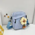 Mini bolso bandolera de cuadros azules y blancos con un gran adorno de flor amarilla - 16*18*6 / Azul cielo