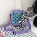 Detalle de bolso bandolera morado con un colgante de conejo a cuadros blancos - 16*20*6 / Púrpura