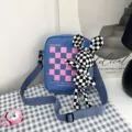 Primer plano de bolso bandolera azul con muñeco conejo a cuadros en ambiente cotidiano - 16*20*6 / Azul claro