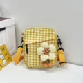 Primer plano de bolso bandolera de cuadros amarillos con gran flor en 3D - 16*18*6 / Amarillo