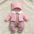Detailansicht von 3-teiliges Puppenoutfit mit Blumen-Strampler und Bärenmütze - Rosa Twist Strickstrickjacke Strampler Set / 12 Zoll Puppenkleidung
