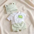 Detailansicht eines 12-Zoll-Puppen-Outfits mit süßer Froschmütze und gestreiften Shorts - Minzgrün Frosch Streifen Set / 12 Zoll Puppenkleidung