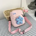 Lindo bolso bandolera de nailon rosa con amuleto de flor a cuadros azul para niñas. - 16*20*6 / Rosa
