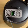 Dettaglio di una spilla in cristallo verde smeraldo con pavé di strass in finitura argento. - Stile Pietra Verde Smeraldo / Smeraldo Scuro