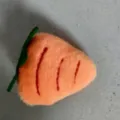 Schattige oranje perzikvormige pluche accessoire met groen blad voor damestassen - Wortel Pluche Bedel