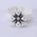 Elegante broche de cruz barroca vintage con perlas de gota blancas y detalles plateados - Estilo 4