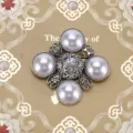 Broche de cruz barroca vintage con perlas blancas grandes y detalles de metal plateado - Estilo 6