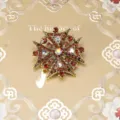 Broche de cruz barroca vintage de lujo con pedrería roja en acabado oro antiguo. - Estilo 9