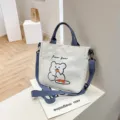 Süße weiße Canvas-Tragetasche mit Cartoon-Bären-Druck und blauem Gurt für Mädchen - 23*23*5 / Stil 2