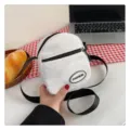 Detalle de un pequeño bolso bandolera de nailon blanco minimalista para uso diario - 7*13*16 / Blanco lechoso