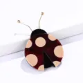 Bonito broche de mariquita minimalista con cuerpo granate y lunares color beige - Rojo