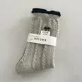 Graue Damen Wollsocken mit süßer Schleifenstickerei und kontrastierenden Bündchen für die Winter. - Einheitsgröße (34-40) / Spitze mit Schleife Beige