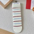 Calcetines de algodón blanco estilo universitario con rayas horizontales rojas y azul claro - Talla Única (35-40) / Estilo Raya Fina Roja Azul (Vertical Fina)