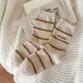 Calzini beige a righe accoglienti per donna con dettaglio ricamo 'As You Wish' - Taglia unica / Cachi