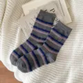 Calzini a metà polpaccio a righe grigie e blu con ricamo 'As You Wish' per l'inverno - Taglia unica / Grigio scuro