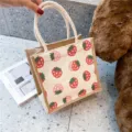 Kleine Tragetasche aus Sackleinen mit süßem Erdbeerdruck für Damen als Lunchtasche - Erdbeere